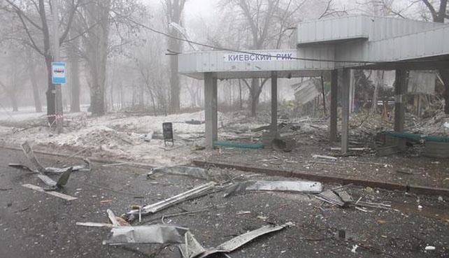 Снаряд зруйнував зупинку в Донецьку: одна людина загинула Снаряд зруйнував зупинку в Донецьку: одна людина загинула