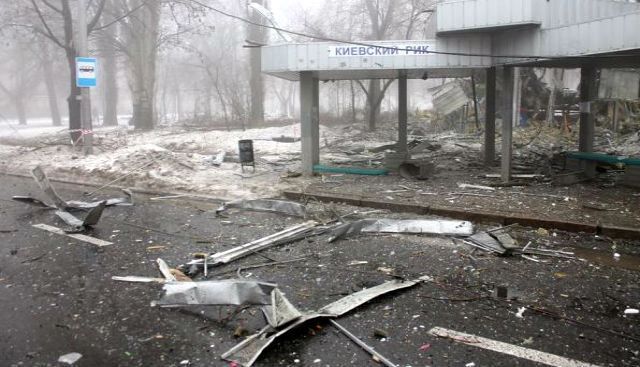 День в фото. Разрушена остановка Донецка, гайка в легких пострадавшего