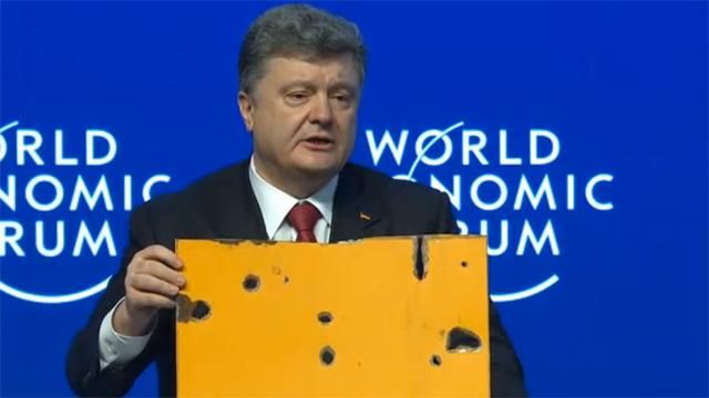 Порошенко привіз у Давос частину автобуса з Волновахи