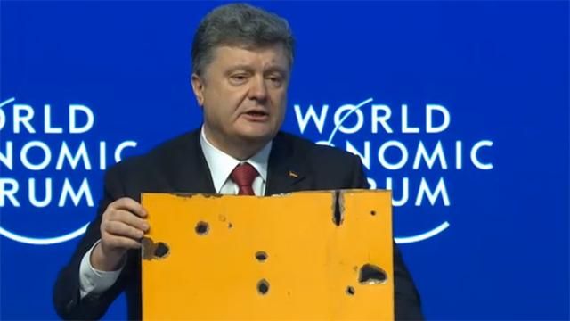 Порошенко привез в Давос часть автобуса из Волновахи Порошенко привез в Давос часть автобуса из Волновахи