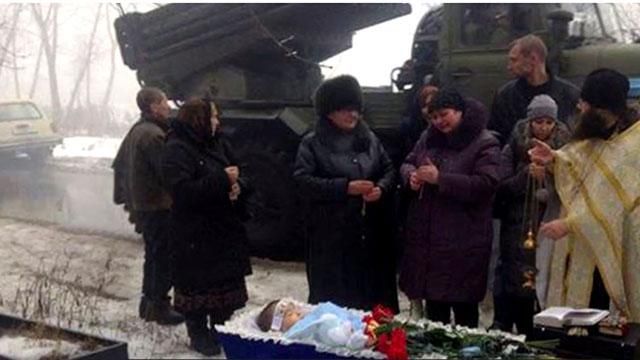 День у фото. Похорон дитини під обстріл "Градів" у Донецьку, протести у Харкові
