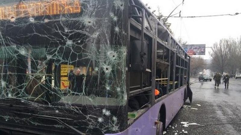 У Донецьку снаряд влучив у тролейбус: багато загиблих (18+)