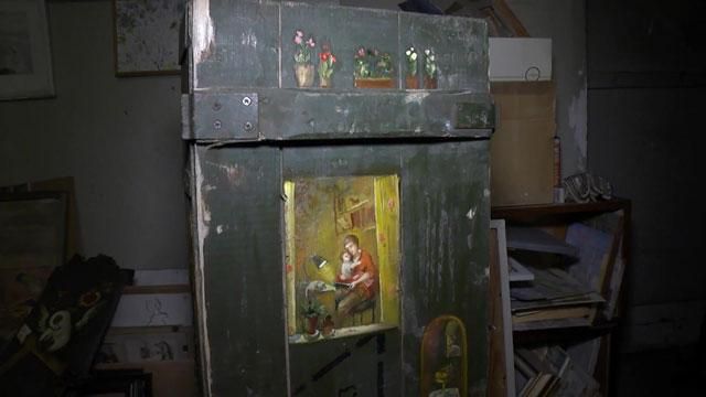 Волонтерка малює картини на уламках ящиків від патронів Волонтерка малює картини на уламках ящиків від патронів