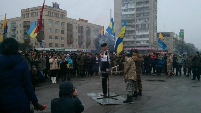 В Житомире сожгли чучело Путина-агрессора