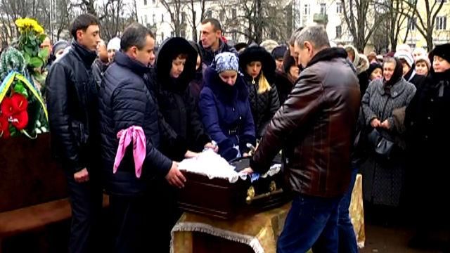 Тисячі людей в останню путь провели 25-літнього "кіборга" Тисячі людей в останню путь провели 25-літнього "кіборга"