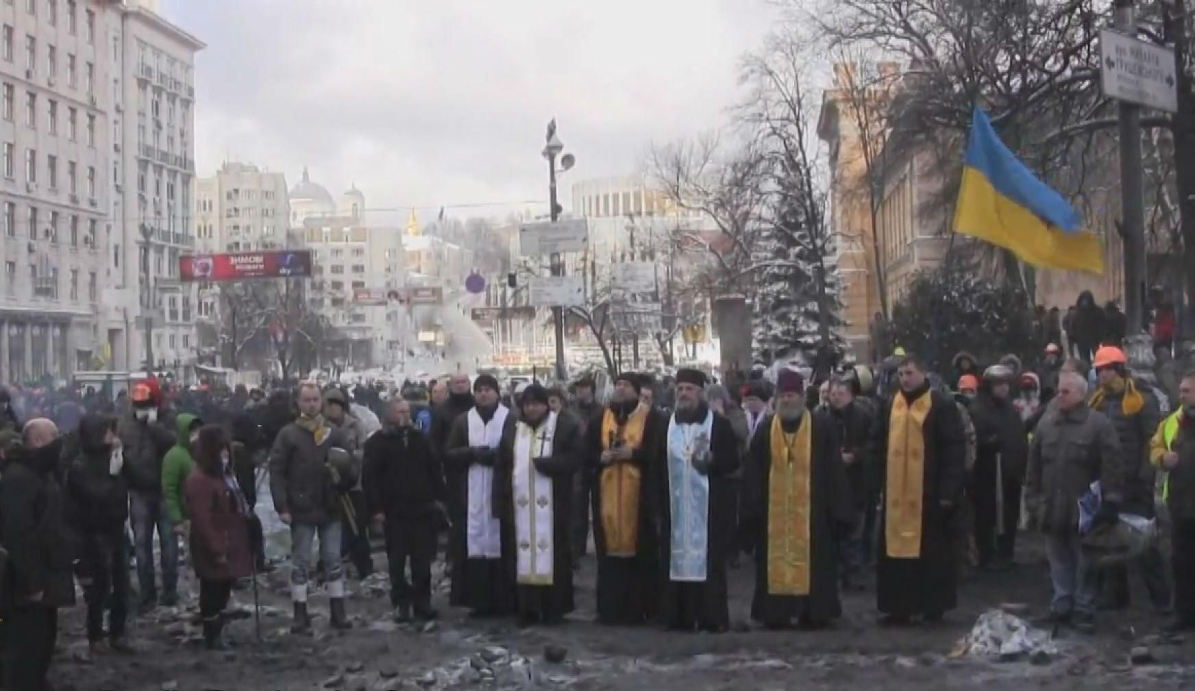 Хроніка 23 січня 2014 року: активісти палили шини, священики проводили службу на барикадах