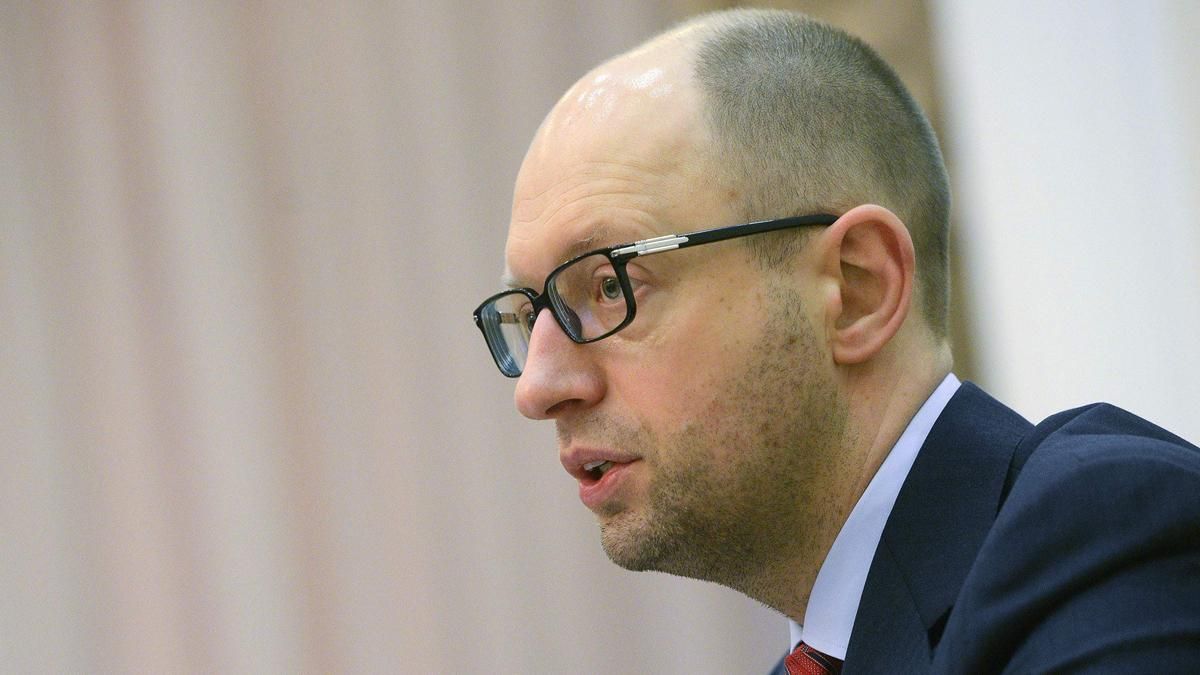 Яценюк призвал готовиться к переходу экономики на "военные рельсы"