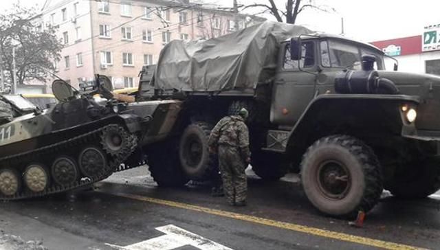 У Донецьку бойовики на військовій техніці врізались в маршрутку і легковик