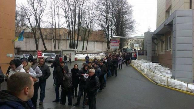 В Днепропетровске люди стоят в очередях, чтобы сдать кровь для бойцов