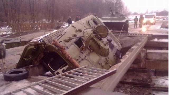 Бронетехніка бойовиків провалилася на мості