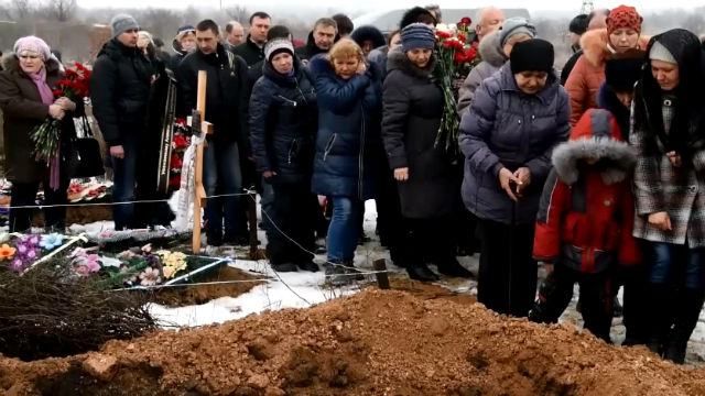 Донецк в трауре: на остановку, где попал снаряд, несут цветы и свечи
