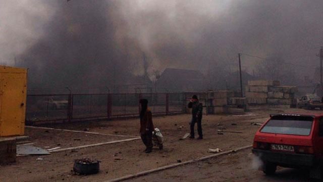 У Маріуполі досі горять будівлі, поранення отримали 46 осіб У Маріуполі досі горять будівлі, поранення отримали 46 осіб