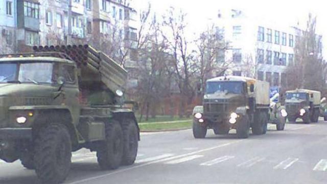 Через Красний Луч їде колона з "Градами" Через Красний Луч їде колона з "Градами"