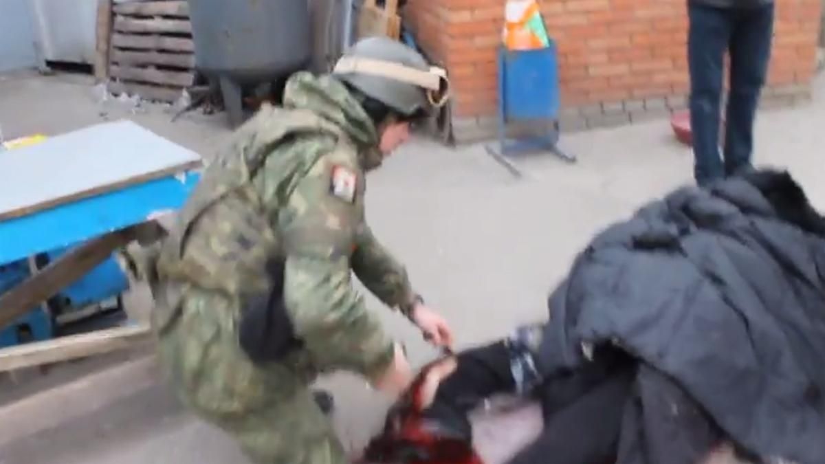 Бійці "Азова" евакуюють поранених і вивозять загиблих маріупольців (18+)