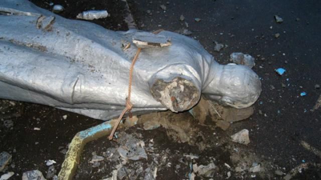 На Одещині повалили пам’ятник Леніну і Дзержинському