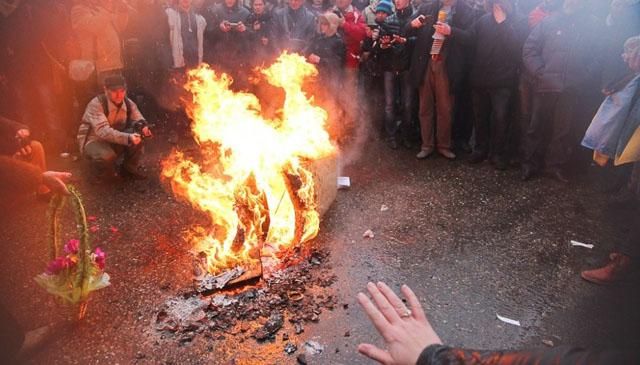 Одесситы под консульством России сожгли гроб Путина Одесситы под консульством России сожгли гроб Путина