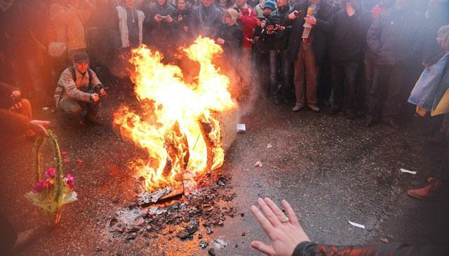 Одесситы под консульством России сожгли гроб Путина