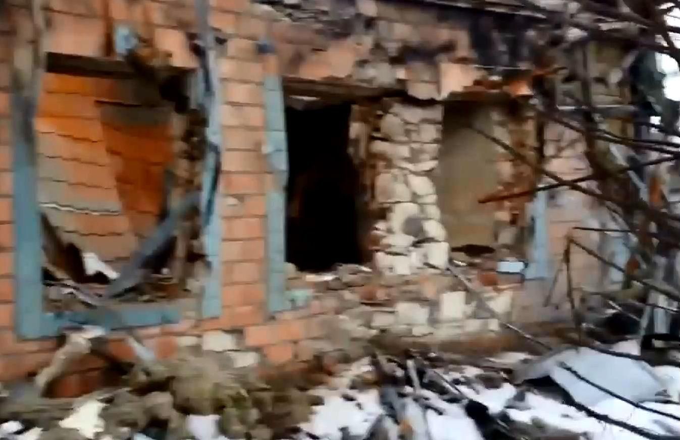 Из-за постоянных обстрелов Станица Луганская была сильно повреждена