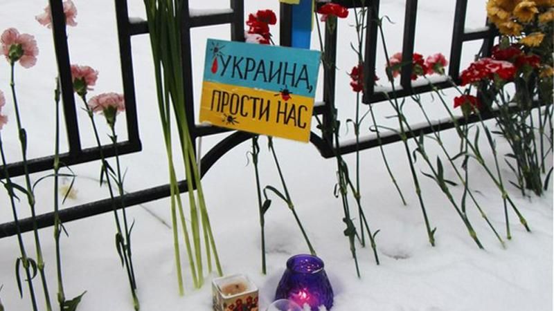 "Украина, прости нас", — у Санкт-Петербурзі вшанували жертв обстрілів у Маріуполі