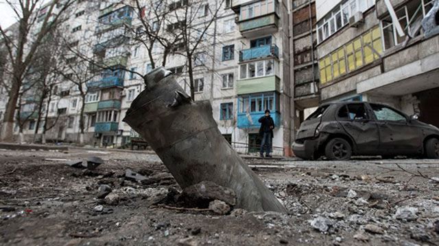 Власти Мариуполя почти не помогают горожанам в ликвидации последствий обстрела,— волонтер