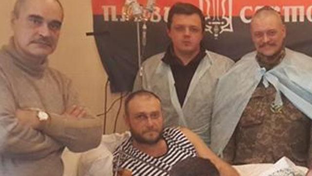 Фото дня: Яроша посетили боевые товарищи - говорили не только о девушках Фото дня: Яроша посетили боевые товарищи - говорили не только о девушках