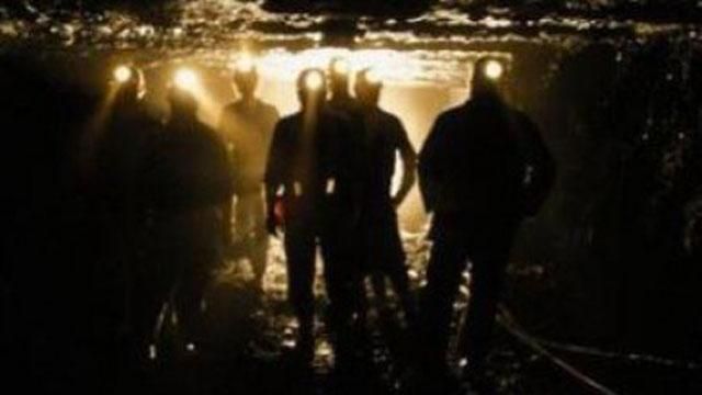 Более 400 горняков остались в "плену" обесточенной шахты