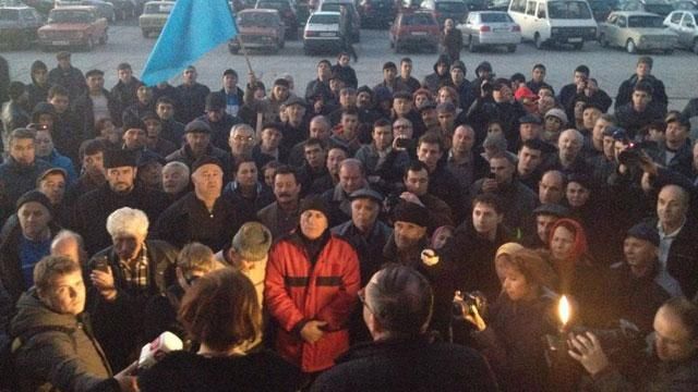 В Крыму люди протестуют против обысков телеканала "АТR" В Крыму люди протестуют против обысков телеканала "АТR"