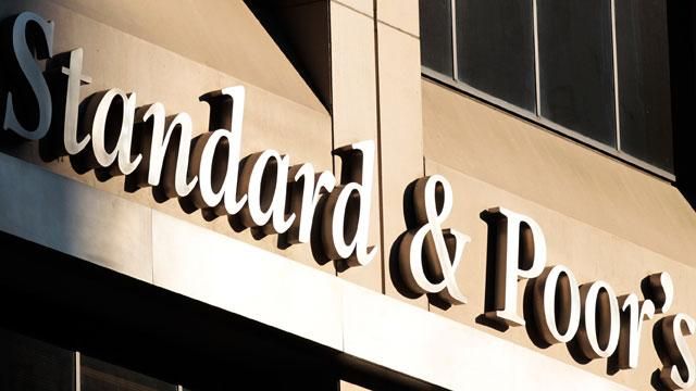 S&P понизило рейтинг России до "мусорного"