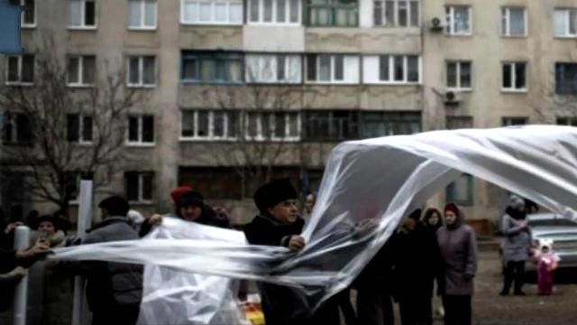 День в фото. В РФ — акция в поддержку Савченко, в Мариуполе массово раздают пленку для окон