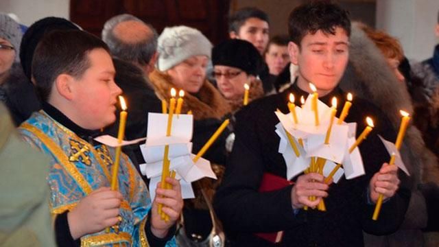 У Маріуполі поховали перших загиблих у результаті суботнього обстрілу У Маріуполі поховали перших загиблих у результаті суботнього обстрілу