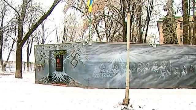 В Полтаве осквернили мемориал в честь героев Майдана и АТО В Полтаве осквернили мемориал в честь героев Майдана и АТО