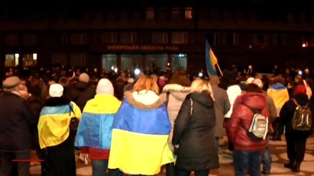 На запорожском Майдане снова огонь — люди чествуют годовщину разгона