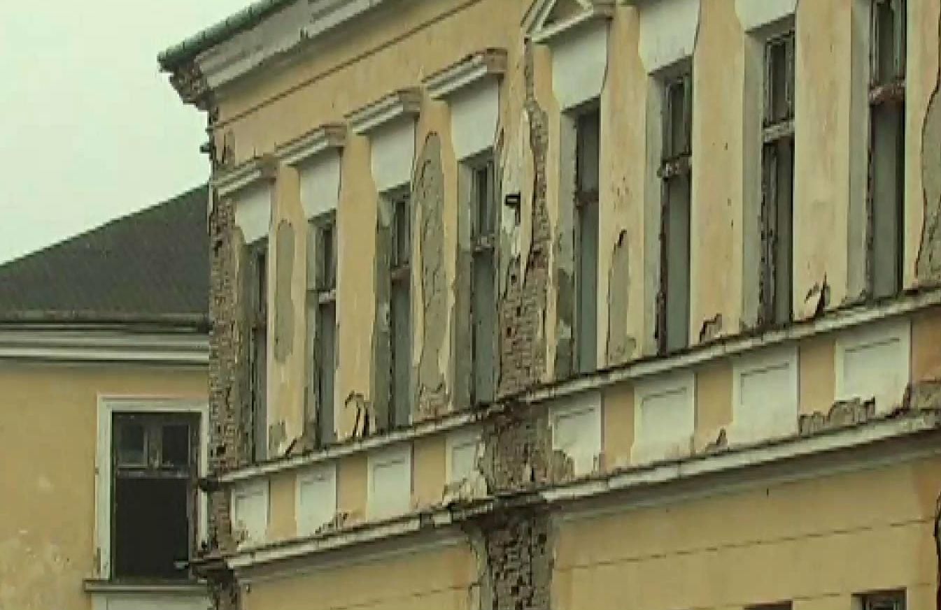Женщины восстанавливают заброшенную военную базу в Черновцах