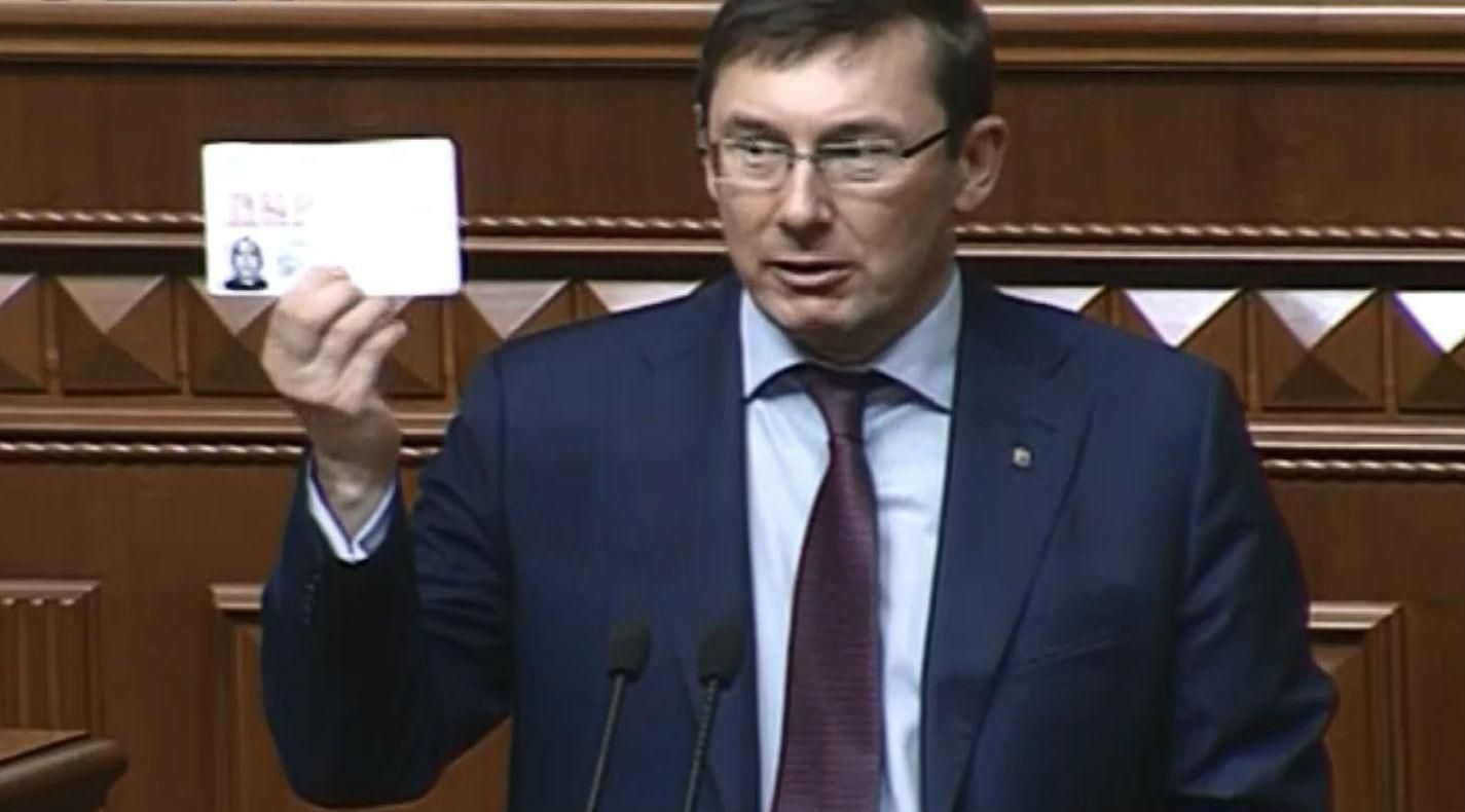 Луценко продемонстрировал доказательства как с российских военных делают "ополченцев" "ДНР" Луценко продемонстрировал доказательства как с российских военных делают "ополченцев" "ДНР"