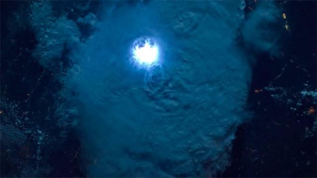 Астронавти показали, як виглядає блискавка з космосу