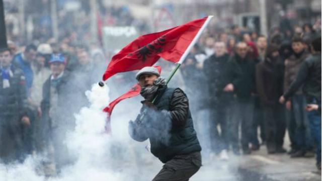 В Косово полиция разогнала слезоточивым газом албанских демонстрантов