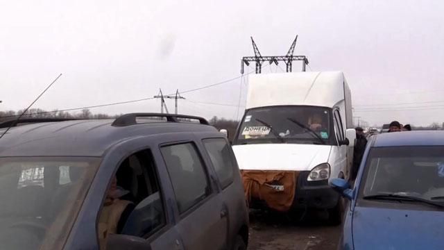 Появилось видео теракта на блокпосту у Марьинки Появилось видео теракта на блокпосту у Марьинки