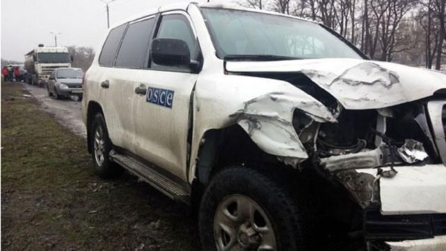 Автомобілі ОБСЄ та “швидкої” потрапили в аварію на Донеччині