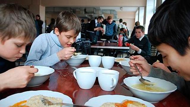 Киевсовет вернул бесплатное питание в школах