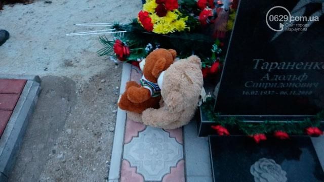 Терористи відібрали найдорожче: мешканці Маріуполя поховали цілу сім’ю (18+) Терористи відібрали найдорожче: мешканці Маріуполя поховали цілу сім’ю (18+)