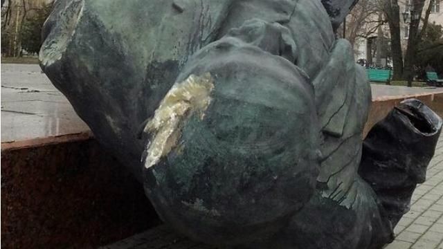 У Бердянську знесли ще один пам'ятник Леніну У Бердянську знесли ще один пам'ятник Леніну