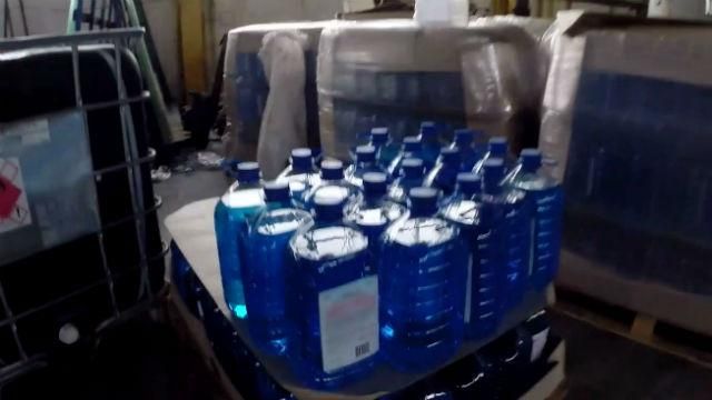 Виявлено групу, яка виготовляла горілку зі склоомивача Виявлено групу, яка виготовляла горілку зі склоомивача