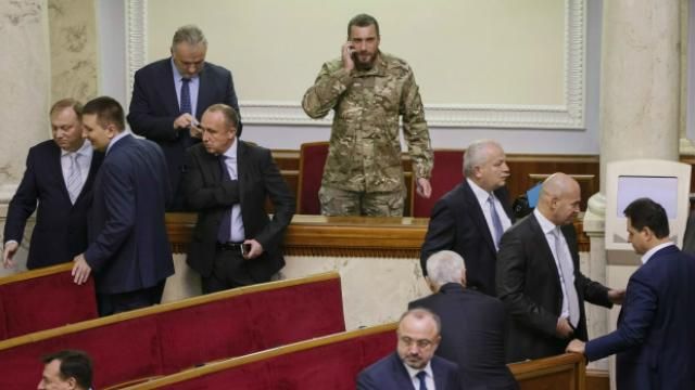 Нардепів зобов'язали розповісти про доходи Нардепів зобов'язали розповісти про доходи