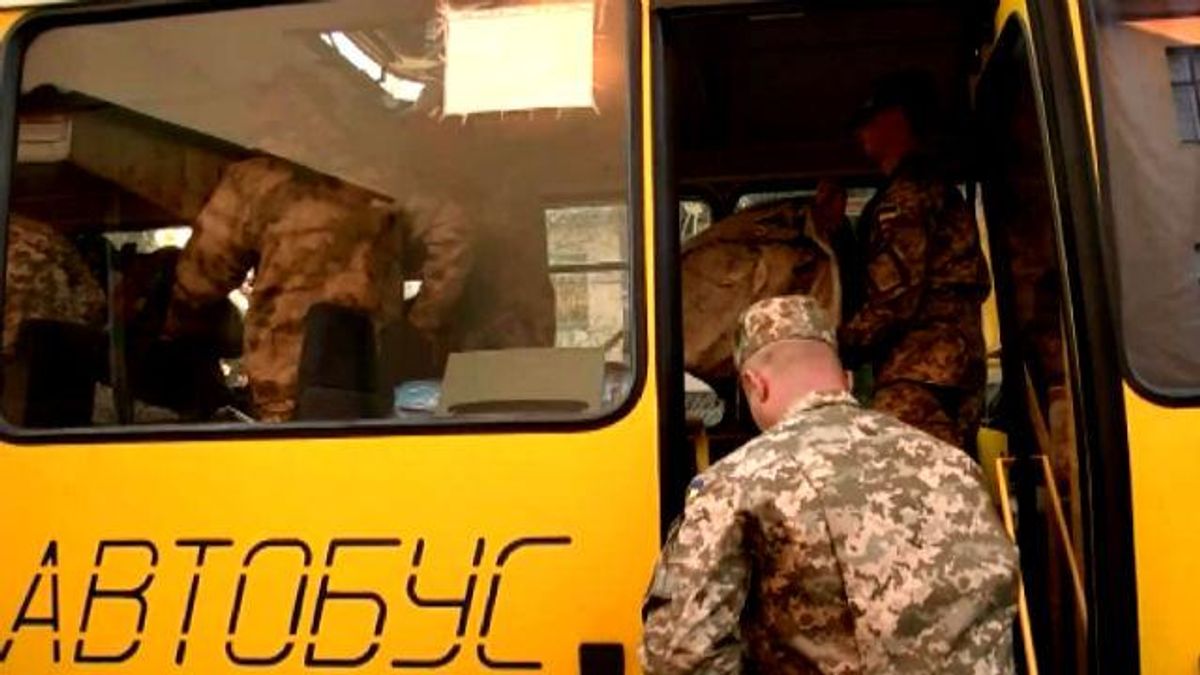Їдемо на Схід без форми і бронежилетів, хто в чому має, — боєць