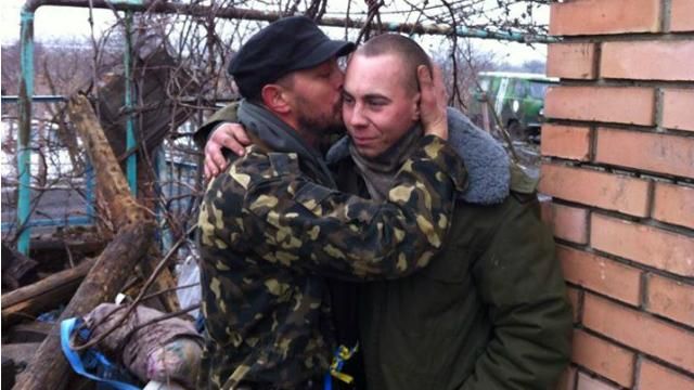 Фото дня: эмоциональная встреча отца и сына, которые воюют в зоне АТО