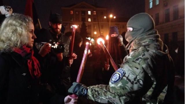 Впервые в Запорожье провели факельное шествие в память о героях Крут