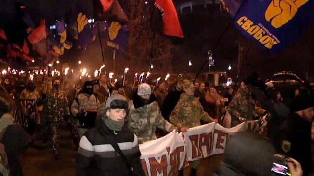 В Киеве устроили факельное шествие в память о Героях Крут