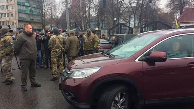 "Айдарівці" штурмують Міноборони "Айдарівці" штурмують Міноборони