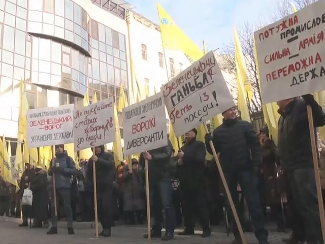 Работники Ровенского льнокомбината пикетировали Государственную фискальную службу
