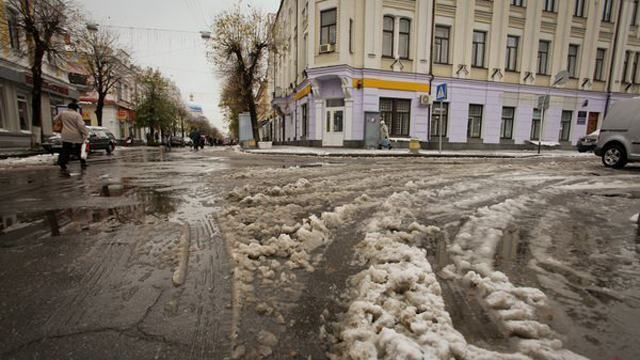 ДАІ закликала водіїв бути обережними цими вихідними через негоду